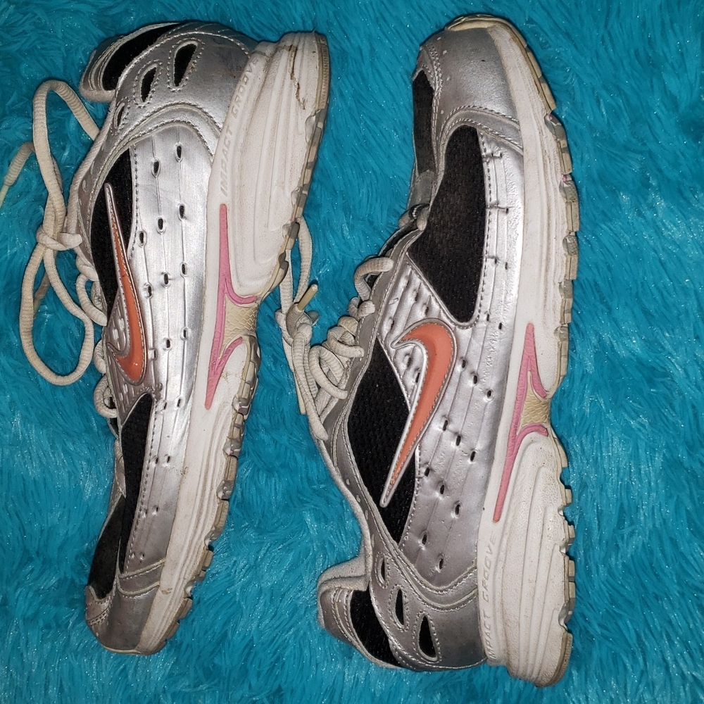 Vintage Nike Pink/Black Running Shoes Size 9